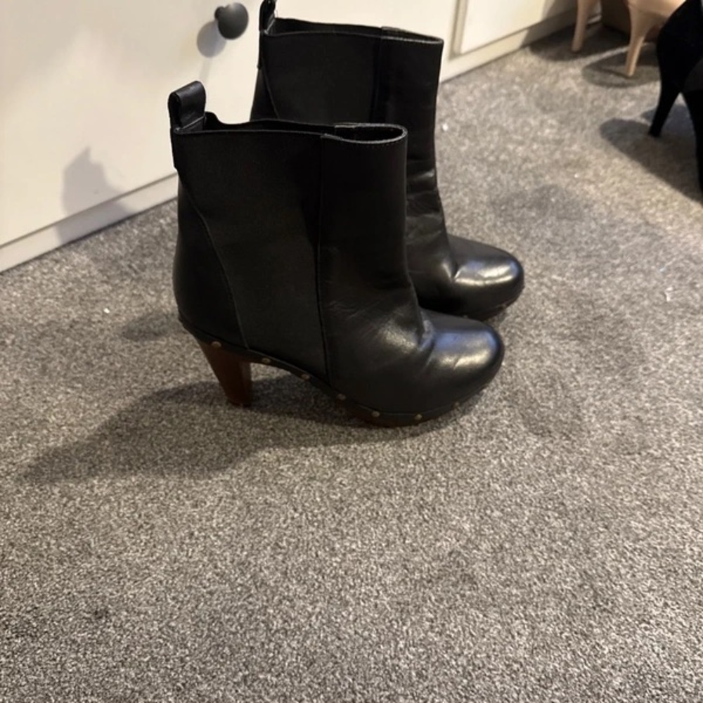Chic Black Leather Heeled Boots